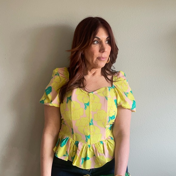 Blouse with bright pretty print - Picture 2 of 5